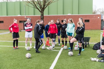 Bild 15 - Co-Trainerin der Frauen Nationalmannschaft Britta Carlson in Wahlstedt